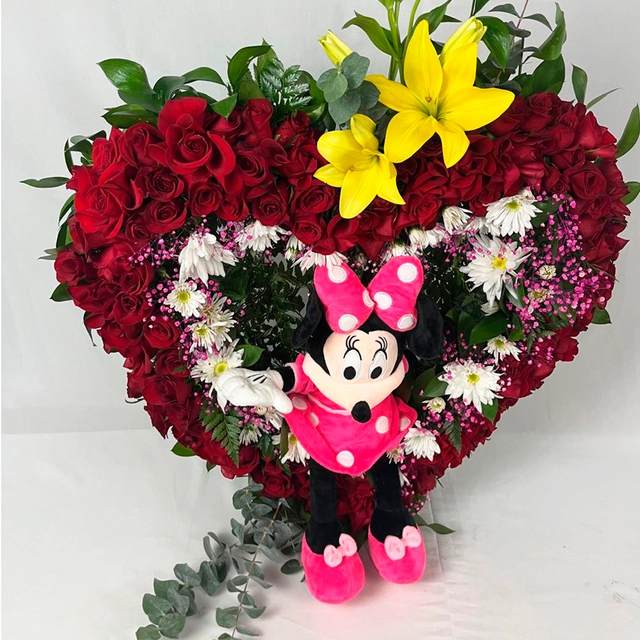 CORAZON DE ROSAS Y FIGURA DE MINNIE MOUSE