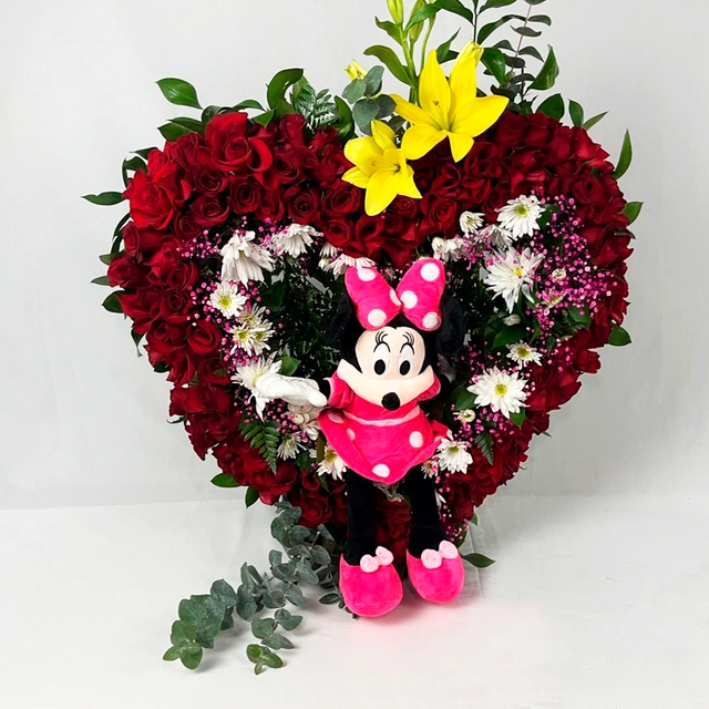 CORAZON DE ROSAS Y FIGURA DE MINNIE MOUSE
