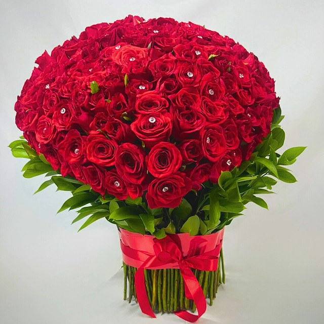 CORAZON DE 200 ROSAS EN PEDESTAL