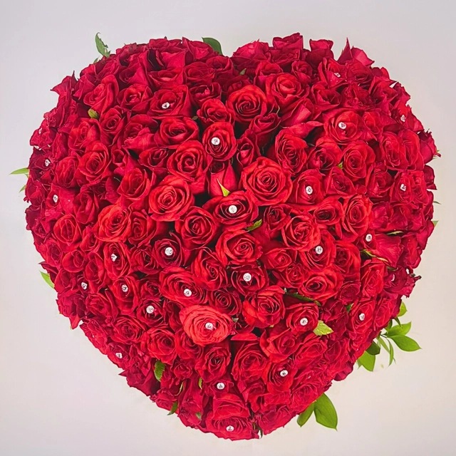 CORAZON DE 200 ROSAS EN PEDESTAL