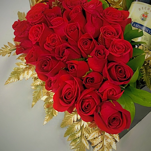 CORAZÓN CON CHOCOLATES Y BOTELLA