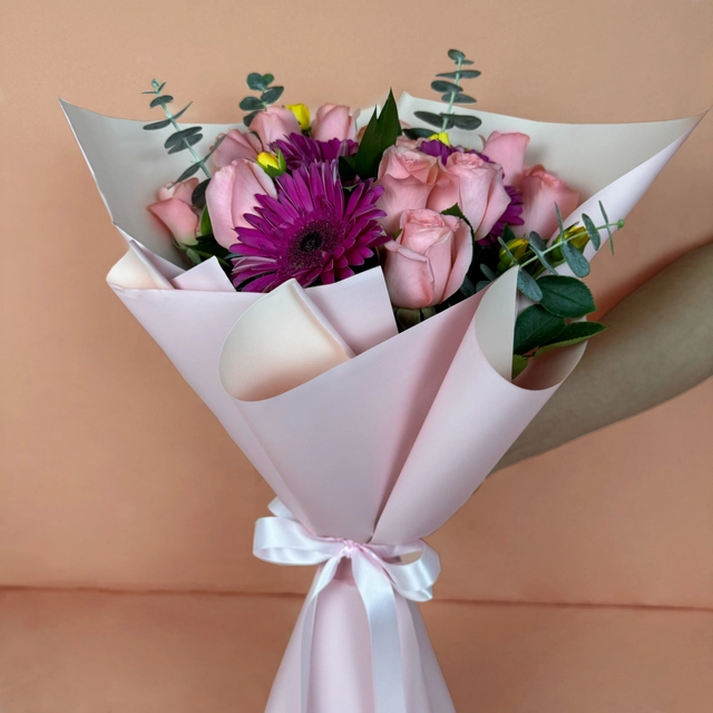 Ramo de 12 Rosas con Gerbera y mini rosa