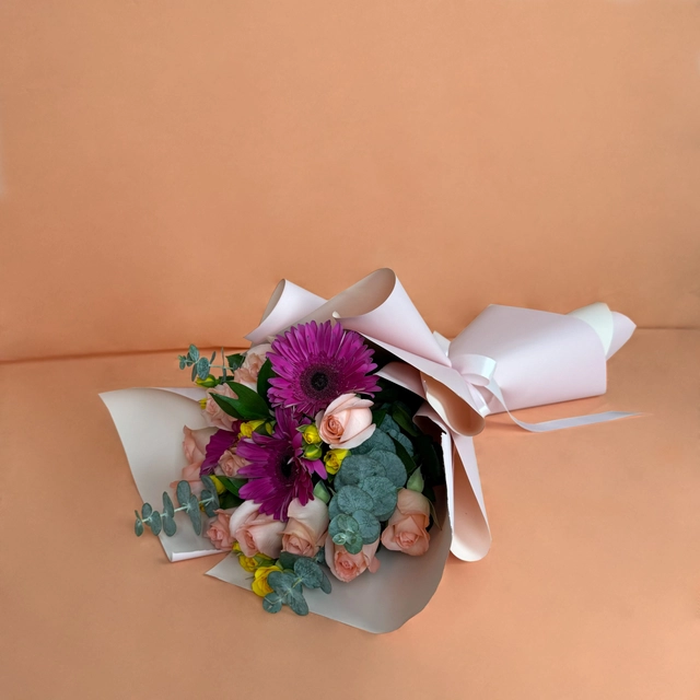 Ramo de 12 Rosas con Gerbera y mini rosa