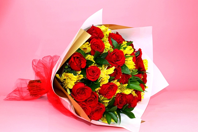 Ramo 24 Rosas con Follaje, Osito y Globo Corazón