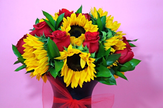 Jarrón con 10 Girasol y 10 rosas