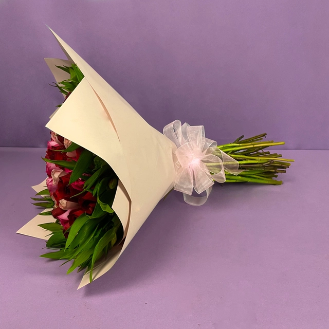 Ramo con 45 Rosas Rojas, Rosas y Astromelia