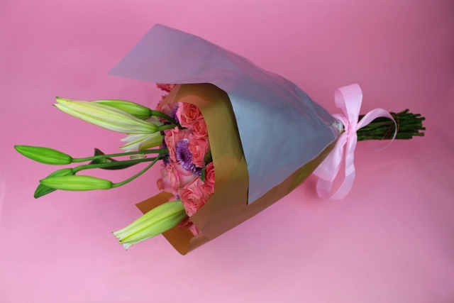 Bouquet de 24 Rosas Hermosas, Stargazer y Moreliana