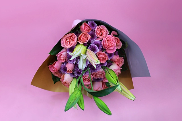 Bouquet de 24 Rosas Hermosas, Stargazer y Moreliana