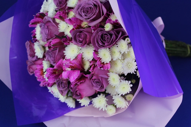 Ramo de 24 Rosas y Alstromerias Fucsia con Argentina