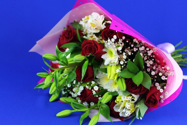 Ramo con 12 Rosas, Lilys, Alstromerias y Follaje