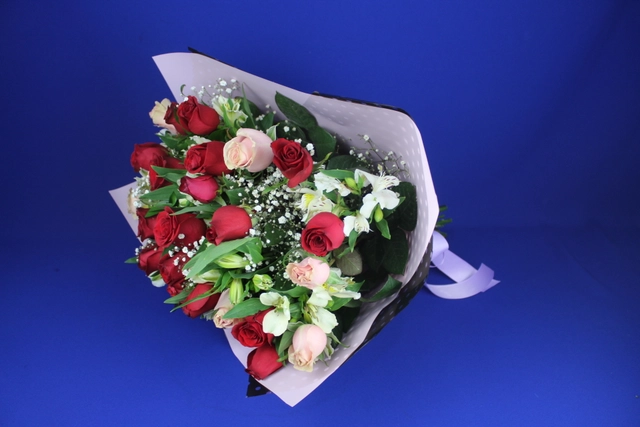 Ramo de 24 Rosas Multicolores con Alstromeria y Follaje