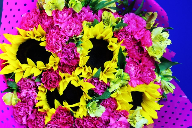 Ramo de 4 Girasoles y 25 Claveles