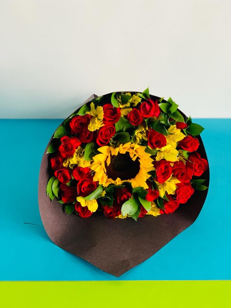 Ramo con Girasol Central y 24 Rosas