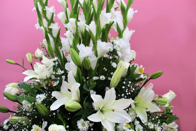 Pirámide de flores blancas