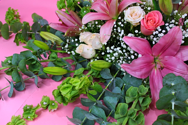 Jardinera 1 M con Rosa Hermosa, Rosa Blanca y Dollar