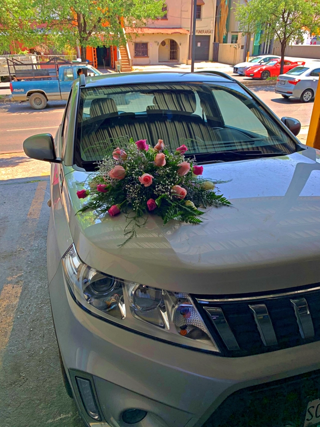 Arreglo para Auto con Rosa Hermosa y puertas