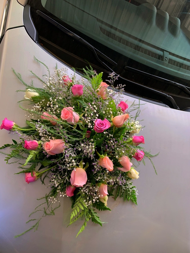 Arreglo para Auto con Rosa Hermosa y puertas