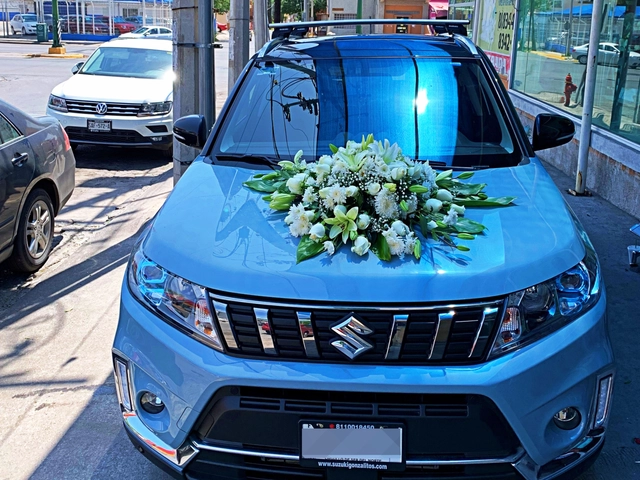 Arreglo para Auto, Rosas y Margarita Blancas