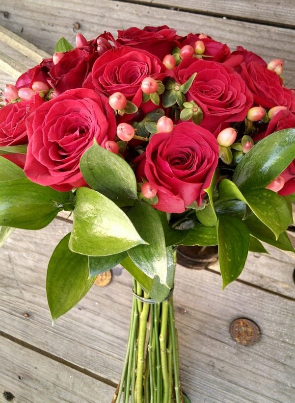 Ramo Novia 24 Rosas e Hypericum