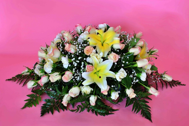 Arreglo floral con lilis y rosas