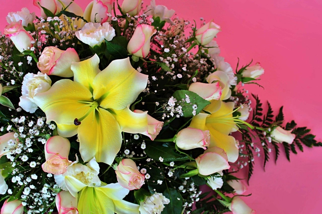 Arreglo floral con lilis y rosas