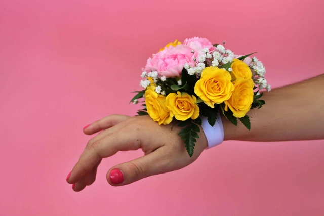 Pulsera con Claveles y Rosas