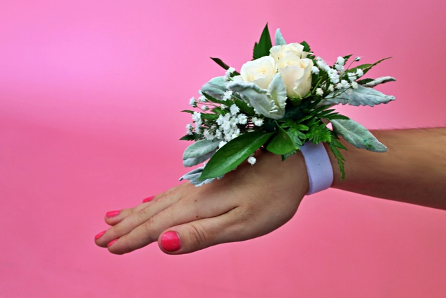 pulsera de novia con rosas y duster miller