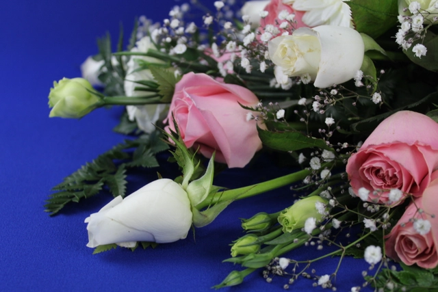 Centro de Mesa con Rosa Hermosa, Gerbera Blanca y Rosa Blanca
