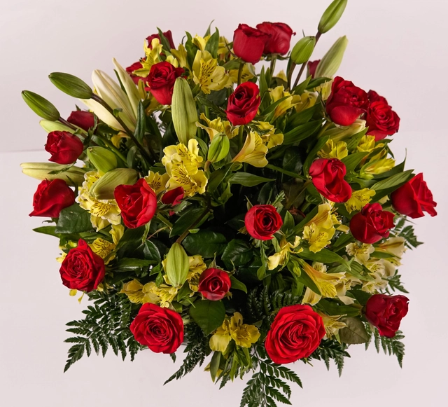 Combinación de 10 Lilium y 30 Rosas en Base de Barro