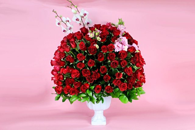 Esfera Floral con 200 Rosas, Orquídeas y Lisianthus
