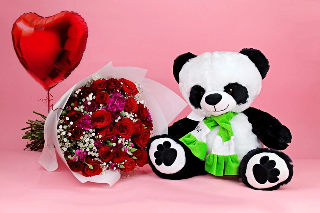 Bouquet 24 Rosas con Follaje, Peluche Panda y Globo Corazón