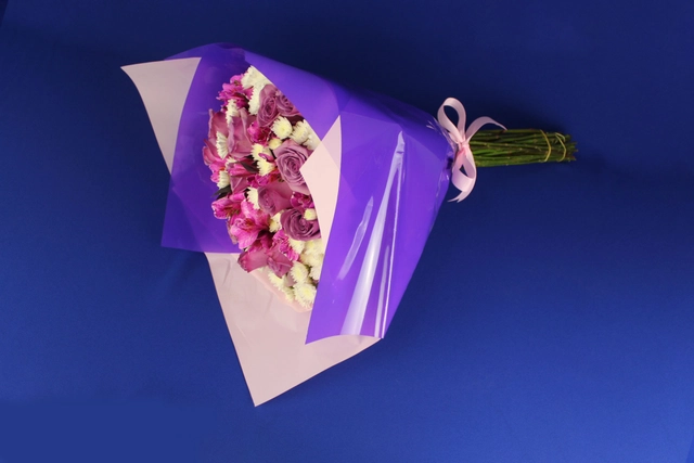 Ramo de 24 Rosas y Alstromerias Fucsia con Argentina