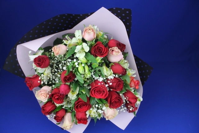 Ramo de 24 Rosas Multicolores con Alstromeria y Follaje
