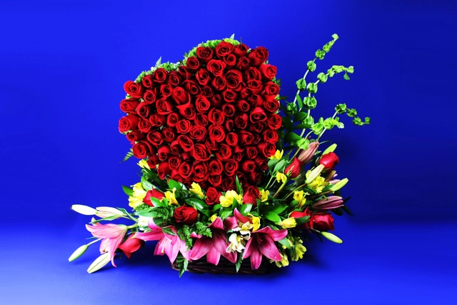 Canasta con Corazón 75 Rosas