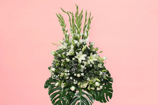 Pirámide de flores blancas