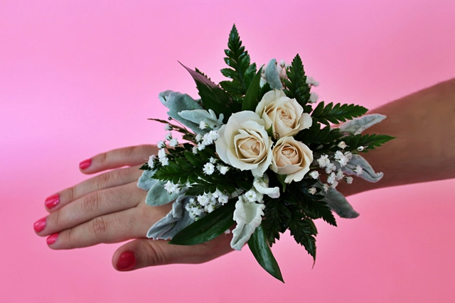 pulsera de novia con rosas y duster miller