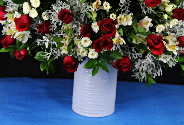 100 Rosas en Jarrón de Cerámica